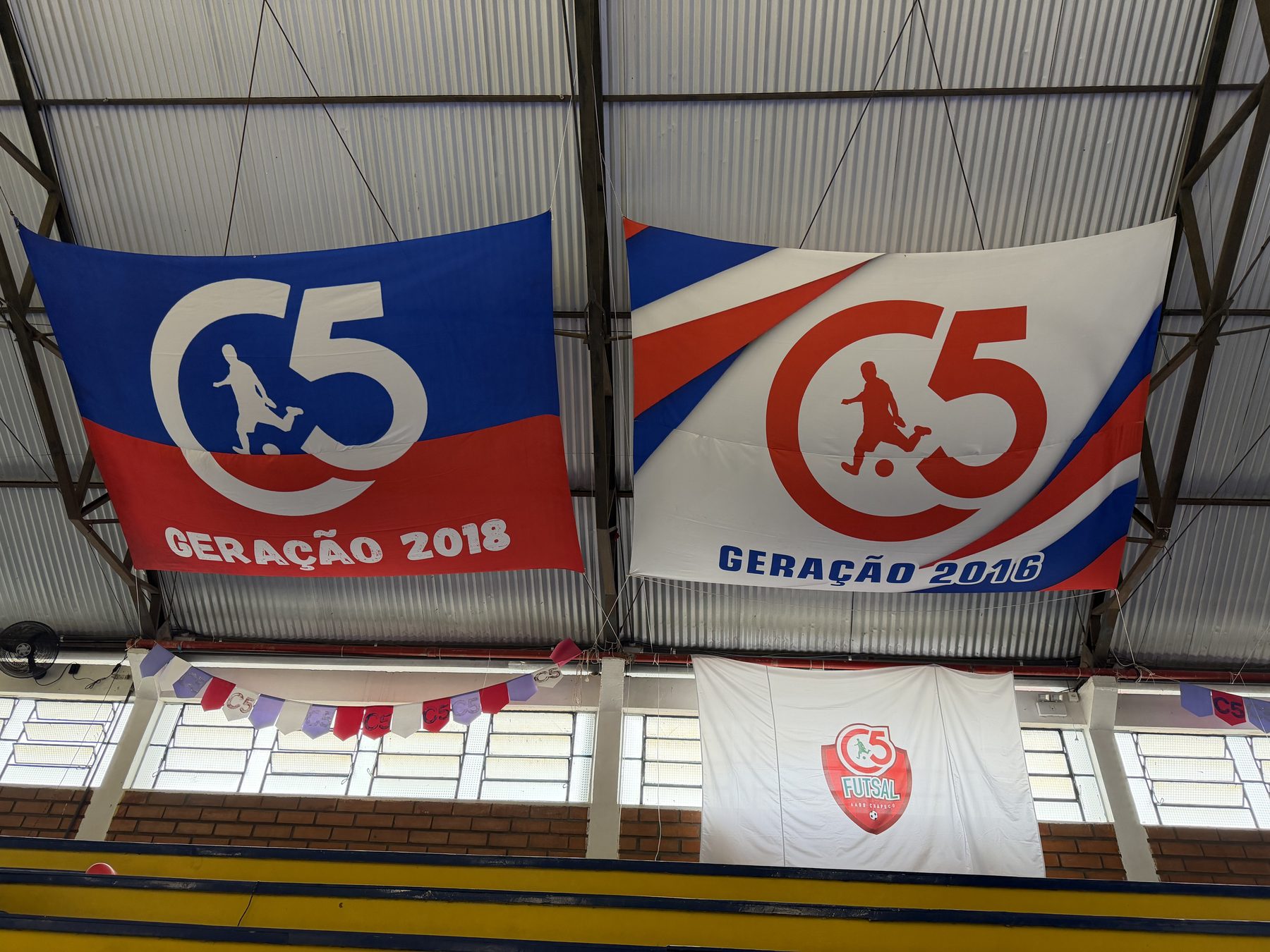Bandeiras das gerações C5 no ginásio