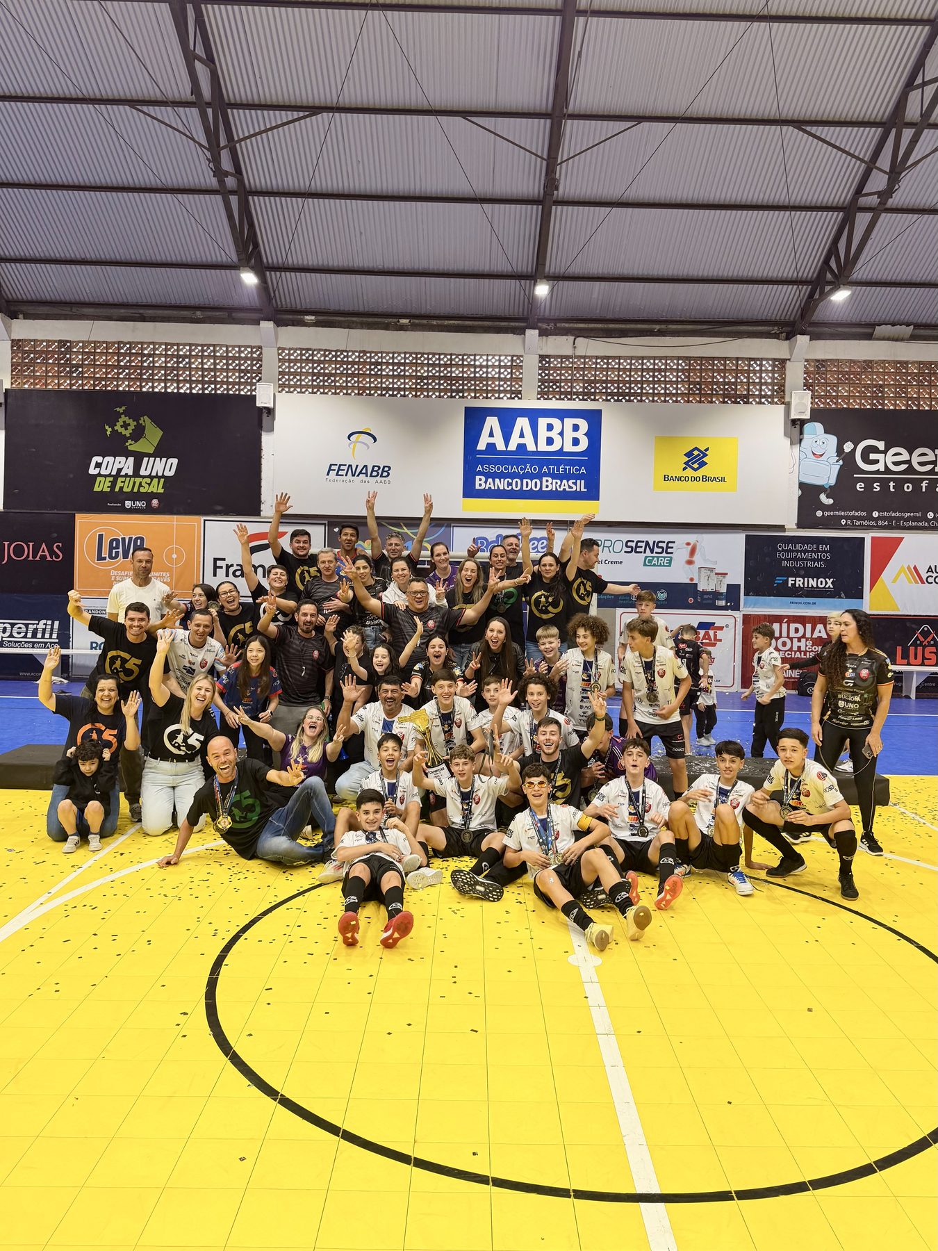 Equipe C5 comemorando o título em quadra