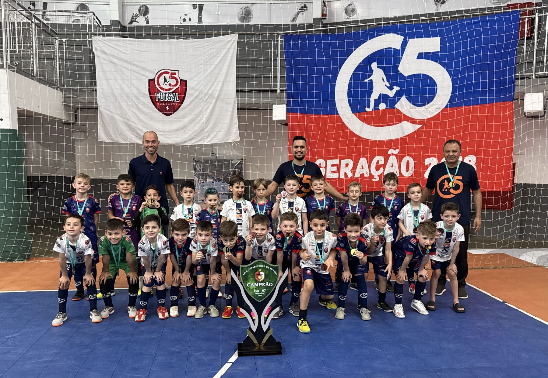 Equipe da base C5 com troféu de campeão